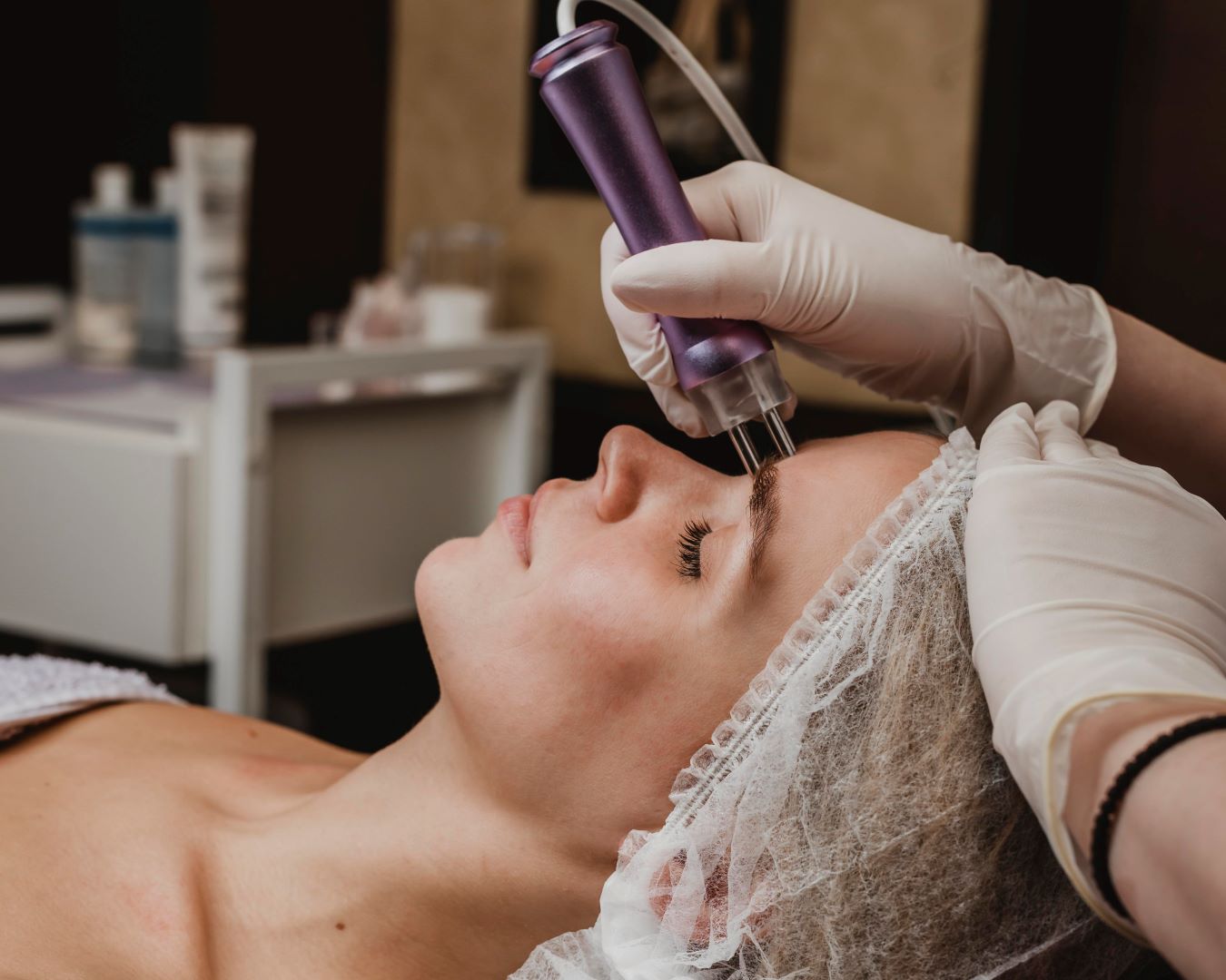 Melhora cicatriz de acne, estrias e rugas médias a profundas.