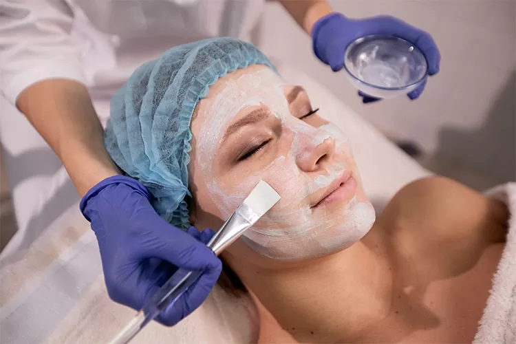 Procedimento facial e corporal que renova a pele, revelando um rosto mais luminoso e uniforme.