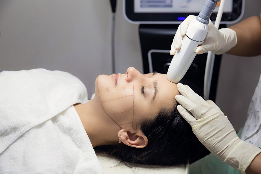 Define contorno facial e promove efeito lifting natural.